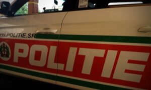 politie 001 16 De politie van Mariënburg kreeg op dinsdag 28 oktober 2025 een telefonische melding van een vechtpartij bij de gokshop. Agenten gingen ter plaatse voor onderzoek. Op de locatie sloot een politieman zich bij zijn collega’s aan en verklaarde dat hij kort daarvoor door een vriend, S.S., was gebeld. Die zou door twee mannen zijn mishandeld en om hulp hebben gevraagd.