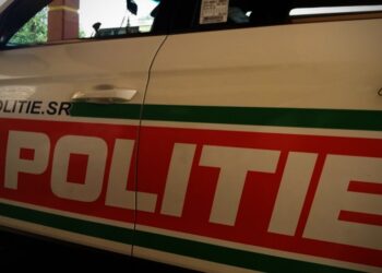 politie 001 9 De tractor operator S.S. (48) die op zaterdag 4 november 2023 aan de Coppenameweg ter hoogte van km 80 bezig was een dam te egaliseren, is na te zijn aangevallen door Braziliaanse bijen ter plekke komen te overlijden.