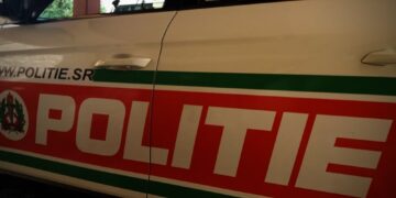 politie 001 9 De tractor operator S.S. (48) die op zaterdag 4 november 2023 aan de Coppenameweg ter hoogte van km 80 bezig was een dam te egaliseren, is na te zijn aangevallen door Braziliaanse bijen ter plekke komen te overlijden.