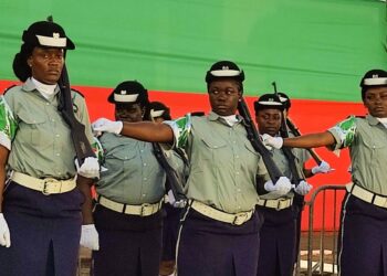 politie 092520 Copy De leden van de Surinaamse Politie Bond (SPB) doen voorlopig niet mee aan de oefeningen voor de parade en het defilé, die op 25 november plaats zullen vinden in verband met Srefidensi. “Als onze zaken niet gerealiseerd worden, dan gaan we niet meedoen aan de parade en het defilé”, zegt secretaris Revelino Eijk van de bond.