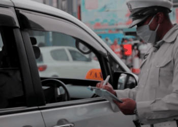 politie bekeuring1 3 De algehele veiligheidscontroles, die onder meer worden uitgevoerd als preventieve maatregel, worden landelijk uitgevoerd. In totaal zijn 262 roadblocks gehouden. Twaalf vuurwapens zijn gehaald uit de gemeenschap en in beslag genomen. De voorlichting naar de gemeenschap toe is opgevoerd. De doelgroep daarbij zijn de jeugd, ouders en verzorgers.