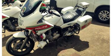 politie voertuig web 2 25 Twee bromfietsers raakten gewond bij een botsing in Nickerie. De politie onderzoekt de oorzaak. Lees verder voor alle details en updates over het incident.