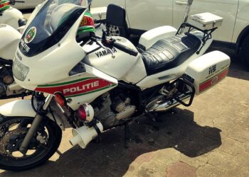 politie voertuig web 2 De politie van Moengo heeft drie mannen aangehouden nadat ze betrokken waren bij de mishandeling van een zekere Harvey Misiedjan te Perika (Marowijne).
