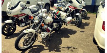 politie voertuig web 3 13 Een politieman is in verband gebracht met een onderzoek naar de diefstal en smokkel van dure auto's vanuit Frans-Guyana naar Suriname. Afgelopen weekend zijn in deze zaak minstens 7 personen gearresteerd en in verzekering gesteld, waaronder de voortvluchtige verdachte S.D.