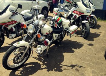 politie voertuig web 3 4 Twee podosiri zoekers van het dorp Tottiekamp, langs de oever van de Saramaccarivier, deden op woensdag 26 juli 2023 aangifte van diefstal van hun twee boten, compleet met buitenboordmotoren.