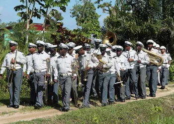 politiekapel van suriname fotoboek 1A De politiekapel naar een begafenis “Een deel van de mensen voelde zich bedreigd”, zegt secretaris Revelino Eijk van de Surinaamse Politie Bond over de deelname van de politie aan de defilé en parade op Srefidensi.