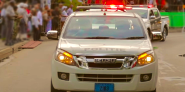 politievoertuig 12 De politie van Nieuw Nickerie heeft in de ochtend van maandag 1 januari 2024 de verdachte C.R. (21) bij een vechtpartij in een bar in het politieressort aangehouden. Na de melding van de vechtpartij deden de wetsdienaren de locatie aan voor onderzoek.