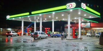 pomp “Er is geen sprake van schaarste”, zegt Marketing Asset Manager, Marc Refos van GOw2. SOL Suriname N.V. kan niet optimaal brandstof importeren vanwege een schaarste aan USD’s. Hierdoor is er minder brandstof beschikbaar bij bepaalde Sol/Shell-servicestations. Hierdoor zullen bepaalde pompstations van dit bedrijf gesloten zijn in de komende dagen.