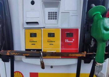 pompstation 1 1 De pomphouders zijn officieel nog niet op de hoogte gesteld van de verhoging van BTW van 5 procent naar 10 procent op brandstof. Dit deelt Guno Castelen, voorzitter van de Surinaamse Servicestation en Exploitantenbond (SSEB), mee.