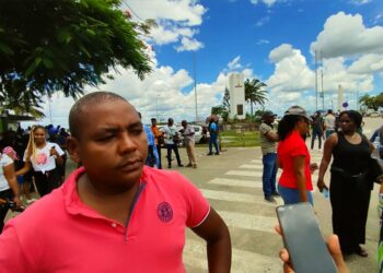 pool web Het personeel van het Academisch Ziekenhuis Paramaribo is het wachten op de storting van de overbruggingstoelagen beu. De overeengekomen overbruggingstoelage tussen ziekenhuisbonden en de overheid is tot op heden niet conform afspraak uitbetaald.