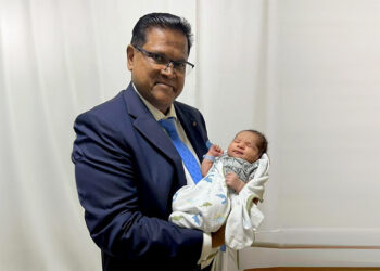 press baby Vol trots maakt de president, Chandrikapersad Santokhi, op zijn Facebookpagina bekend dat hij 'Nana' is geworden.
