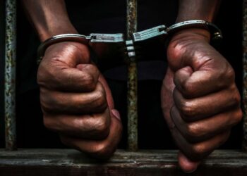 prison race issues gty thg 171117 16x9 1600 M.B. was maar drie maanden op vrije voeten voordat hij, aldus het Openbaar Ministerie, alweer in de fout ging door bij iemand thuis in te breken. De verdachte is al 7 keer veroordeeld en was pas vrijgekomen na een straf van 9 jaar.