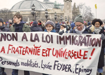 75.000 Fransen protesteren tegen Macron's strenge migratiewet
