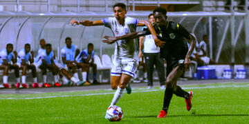 pvv notch web Het redelijk opgekomen publiek in het Franklin Essedstadion, kreeg zondagavond geen doelpunten, maar wel een spannende wedstrijd voorgeschoteld. Notch en Politie Voetbal Vrienden (PVV) lieten tijdens voortzetting van de Suriname Major League (SML) zien waarom ze tot de groep titelkandidaten behoort. Twee gelijkwaardige tegenstanders gaven alles om met de volle buit ervandoor te gaan.