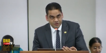 ramadhin 4 Minister Amar Ramadhin van Volksgezondheid heeft tijdens een recente persconferentie uitgelegd hoe de SRD 4 miljard subsidie wordt verdeeld binnen het gezondheidsbudget. Volgens de minister gaat maar liefst 10 procent van dit bedrag naar de behandeling van slechts 850 dialysepatiënten. Dit toont volgens Ramadhin de enorme impact van niet-overdraagbare ziekten op de gezondheidszorg, aangezien deze groep slechts 0,13 procent van de bevolking vertegenwoordigt.