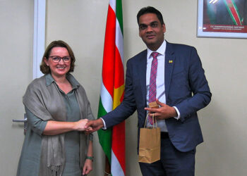 ramadhin un web 1 Joanna Kazana, UN Resident Coördinator, heeft een kennismakingsbezoek gebracht aan minister Amar Ramadhin van Volksgezondheid. Tijdens dit bezoek op dinsdag 27 februari 2024 werd uitgebreid gediscussieerd over de mogelijkheden die de Verenigde Naties kunnen bieden om de gezondheidszorg te verbeteren en technische ondersteuning te bieden op het gebied van gezondheidszorg.
