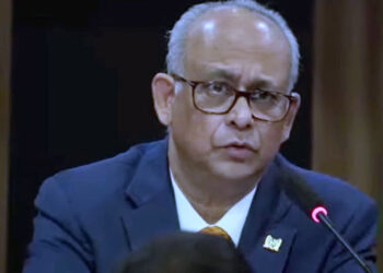 ramdin regeringspersconf 4 "We hebben een schrijven gestuurd hierover en zijn niet tevreden met het antwoord dat wij hebben gekregen van de Guyanezen", zegt Ramdin. De bewindsman wilde niet ingaan waarom hij niet tevreden was met de reactie en wat Guyana's reactie precies was op het schrijven van Suriname, dat zij continu een landenkaart presenteren die niet de juiste is. Guyana heeft al enige tijd gewerkt met een kaart waar staat aangegeven dat het betwist gebied, Tigri, onderdeel is van Guyana. Echter geeft Suriname aan dat de zuidwestgrens nog steeds onderdeel is van de gesprekken tussen de beide nationale grenscommissies.