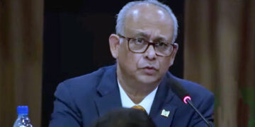 ramdin regeringspersconf 4 "We hebben een schrijven gestuurd hierover en zijn niet tevreden met het antwoord dat wij hebben gekregen van de Guyanezen", zegt Ramdin. De bewindsman wilde niet ingaan waarom hij niet tevreden was met de reactie en wat Guyana's reactie precies was op het schrijven van Suriname, dat zij continu een landenkaart presenteren die niet de juiste is. Guyana heeft al enige tijd gewerkt met een kaart waar staat aangegeven dat het betwist gebied, Tigri, onderdeel is van Guyana. Echter geeft Suriname aan dat de zuidwestgrens nog steeds onderdeel is van de gesprekken tussen de beide nationale grenscommissies.