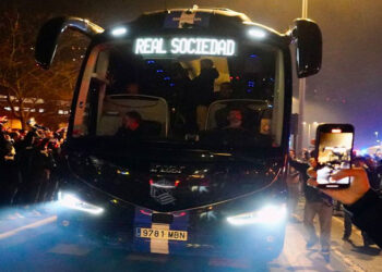 real sociedad bus Surinaams international Sheraldo Becker heeft met Real Sociedad de finale van de Copa del Rey niet kunnen halen. Twee weken geleden eindigde de eerste wedstrijd in een 0-0-gelijkspel en ook dinsdag eindigde de tweede wedstrijd van de semifinale tussen Mallorca en Real Sociedad in een gelijkspel na 90 minuten (1-1).