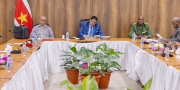 regering vergadering Tijdens de recente regeringsraadsvergadering heeft president Chandrikapersad Santokhi aangekondigd dat Suriname de nodige steun zal verlenen aan de door orkaan Beryl getroffen Caricom-landen.