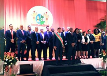 regering web 4 President Chandrikapersad Santokhi zegt dat er nu wordt gekeken of de ministers in het regeerteam het regeerplan voor de komende twee jaren kunnen uitvoeren. De ministers hebben allen een tweede kans zich te bewijzen. Dit is zijn antwoord op het reshuffelingsvraagstuk van de regeringstop.