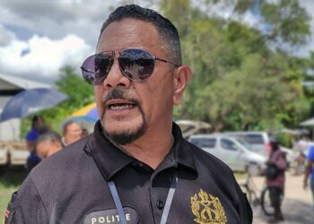 revelino eijk 2 Revelino Eijk, secretaris van de Surinaamse Politiebond (SPB), meldde zich vandaag aan bij de afdeling Onderzoek Personeelszaken (OPZ) van de politieorganisatie. Eerder werd gesuggereerd dat hij was opgeroepen vanwege uitspraken tijdens de algemene vergadering van de collectieve vakbeweging op 8 november op het CLO-terrein.