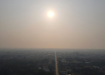 rook paramaribo bosbrand 4 Er woedt een heftige brand in Nickerie. Dat bevestigt de woordvoerder van de brandweer, Olten Pinas, aan Key News.