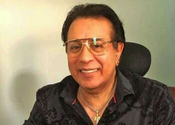 roy bhikarie web 2 Wat is een apenland? Met een apenland wordt bedoeld een achterlijk of ontwikkelingsland. Vroeger sprak men van een derdewereldland. Tegenwoordig spreekt men van een laag inkomensland. Lage inkomenslanden worden gekenmerkt, zoals de naam doet vermoeden, door een grote ontwikkelingsachterstand ten opzichte van ontwikkelde of hoge inkomenslanden. Hun industrialisatiegraad is laag met een eenzijdige economische structuur, dus beperkte technische ontwikkeling, waarbij bijna alles uit het buitenland moet worden geïmporteerd. Terwijl ze al hun grondstoffen exporteren, dus zonder enige toegevoegde waarde. Ze geven daarnaast veel meer uit dan ze verdienen. Hierdoor moeten ze hun tekorten financieren met leningen, waardoor hun schulden steeds groter worden. Door geen echte investeringen in kennis, onderzoek en productie te plegen, gaan ze structureel achteruit. Het weinige kader emigreert dan ook naar de hoge inkomenslanden. Inflatie, armoede, analfabetisme, werkloosheid, ondervoeding, prostitutie, slechte gezondheidszorg, kindersterfte, milieuverontreiniging, criminaliteit, klassenjustitie, etc. teisteren zulke landen. De ongelijke inkomensverdeling laat zien dat het overgrote deel van de bevolking arm is, terwijl slechts een handvol personen, die de bestuurlijke macht delen, extreem rijk zijn. Corruptie, inclusief nepotisme, oligarchie en andere vormen van belangenverstrengeling, vormt duidelijk de fundamenteelste hindernis voor duurzame ontwikkeling.
