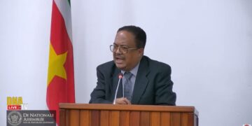 rusland apb 1 In een voortdurend oplopende twist tussen VHP-parlementariër Mahinder Jogi en NPS-fractieleider Gregory Rusland, lijkt persoonlijke animositeit de overhand te nemen. Op 25 november leverde Rusland bij de kranslegging van de NPS bij het standbeeld van Henck Arron scherpe kritiek op het etnische beleid van de VHP.