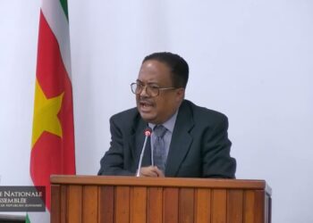 rusland apb “Laat hij geen boze geesten oproepen in de etnische sfeer, die hij niet zal kunnen bezweren”, waarschuwde DNA-lid Gregory Rusland aan minister Henry Ori van Onderwijs, Wetenschap en Cultuur. Hij haalde uit naar de bewindsman maandag in het parlement tijdens de Algemene Politieke Beschouwingen.