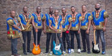 sabakoe time De bekende kasekoband Sabakoe uit Nederland is er traditiegetrouw december weer om enkele optredens te geven. Dit jaar heeft de groep geen nieuwe song uitgebracht. “Onze laatste hit ‘We moeten doorgaan’ doet het nog steeds goed en de boodschap is nog steeds in trek, vandaar dat gekozen is om de toer ‘We Moeten Doorgaan Part 2’ te noemen. Ook de andere song ‘Broko Pre’, vertolkt door drummer-zanger Angelo Blackman, doet het nog steeds goed”, vertelt voorzanger Steven Maayen.