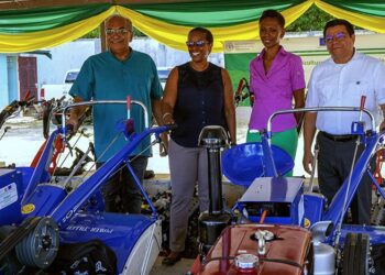 samap 1nov web De Voedsel- en Landbouworganisatie (FAO) van de Verenigde Naties blijft de agrarische sector in Suriname onverkort steunen. Binnen het Suriname Agriculture Market Access Project (SAMAP) is er op dinsdag 31 oktober opnieuw een partij landbouwequipment aan grote en kleine ondernemers in de sector overhandigd.