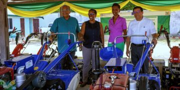 samap 1nov web De Voedsel- en Landbouworganisatie (FAO) van de Verenigde Naties blijft de agrarische sector in Suriname onverkort steunen. Binnen het Suriname Agriculture Market Access Project (SAMAP) is er op dinsdag 31 oktober opnieuw een partij landbouwequipment aan grote en kleine ondernemers in de sector overhandigd.