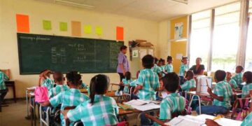 scholem suriname Niet alle kinderen van de lagere scholen zullen in aanmerking komen voor herkansing. De leerlingen die in de vakken Nederlands een punt nodig hebben en/of Rekenen om naar de volgende klas te gaan zullen de kans krijgen om te herkansen. Herkansen in de overige vakken is niet mogelijk. Dit maakt het Ministerie van Onderwijs, Wetenschap en Cultuur bekend.
