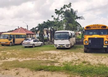 schoolbussen 1 3 Bewoners van Wageningen kunnen sinds maandag weer gebruikmaken van staatsbussen. “Bushouder Williams Terence is maandag aangevangen met de Staatsbusdienst op het traject Wageningen-Nieuw Nickerie vice versa.” “Zowel ’s morgens als ’s middags zal de staatsbus rijden”, dit meldt de leiding van het Commissariaat Nickerie op haar Facebookpagina.