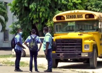 schoolvervoer web 11 “We hebben nog niet ontvangen”, zegt Antonius Pokie, voorzitter van de Organisatie van Bus- en Boothouders in Suriname (OBS). De vervoerders zijn al moe om bijna maandelijks eerst actie te voeren, voordat zij uitbetaald worden door het ministerie van Onderwijs, Wetenschap en Cultuur.
