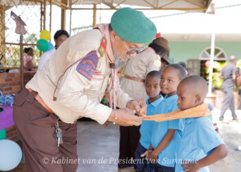 Welpen en Bevers Boy Scouts plechtig geïnstalleerd
