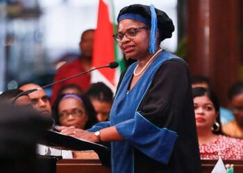 shantie venetiaan web De Anton de Kom Universiteit van Suriname (AdeKUS) is niet meer weg te denken in onze gemeenschap en moet verder groeien. Deze regering wil en moet verder helpen bij de ontwikkeling van de universiteit. Dit zei president Chandrikapersad Santokhi tijdens de 55ste Dies Natalis van de universiteit, gehouden op woensdag 1 november 2023 in de Centrumkerk.