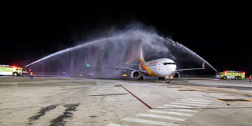 slm 1 De deelname van Surinam Airways (SLM) aan de Suriname Energy, Oil & Gas Summit 2024 (SEOGS 2024) van 4 tot 7 juni is volgens Steven Gonesh, directeur van de SLM, belangrijk en vormt dit een belangrijke stap voor de luchtvaartmaatschappij en Suriname als geheel. Dit jaar neemt de SLM voor de vierde keer deel aan deze belangrijke conferentie, wat aantoont hoe belangrijk de ontwikkelingen in de olie- en gasindustrie voor het land zijn.