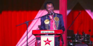 somohardjo 80 jr 6 "Ex-vicepresident Ashwin Adhin, die een seksgenoot was van Sally, de bekende cabaretier van Sambel Trasie, is naar NDP gegaan. Dan was er geen kritiek. Maar als Adhin naar de PL zou komen dan zou er gezegd worden dat Somo samen gaat met Adhin. Zo is de wereld eenmaal", zei voorzitter Paul Somohardjo van de Pertjajah Luhur (PL) zaterdagavond op de ressortmeeting te Koewarasan.