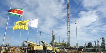 staatsolie 1 “Tijdens een recente ontmoeting met de CEO van Staatsolie heb ik vernomen dat Staatsolie zich nu aan het transformeren is tot een sterke elektriciteitsmaatschappij”, dat zei DNA-lid Rabin Parmessar maandag in De Nationale Assemblee tijdens de Algemene Politieke Beschouwingen.