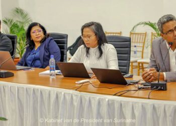 staatsolie presentatie Staatsolie N.V. heeft plannen om duurzaam te investeren in energie. Naast het introduceren van een moderniseringsprogramma voor de waterkrachtcentrale te Afobaka, zijn er ook plannen om te investeren in zonne-energie.