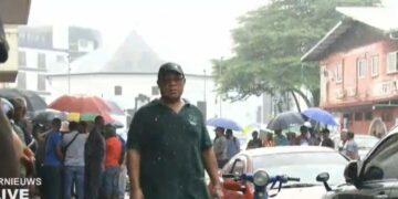 starnieuws ebs De personeelsbond van EBS, OWOS is momenteel onderweg met een brief voor de president.  De bond heeft tijdens een Algemene Leden Vergadering besloten om een brief aan te bieden aan de president waarin zij duidelijk hun misnoegen uiten over het ontslag van hun voorzitter, Marciano Hellings.