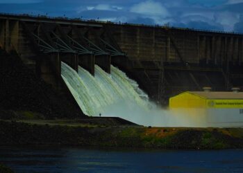 stuwdam In de samenleving zijn er enkele geluiden als zou Staatsolies dochtermaatschappij, Staatsolie Power Company Suriname (SPCS), veel te hoge elektriciteitsprijzen hanteren. Achtergrondinformatie over de stroomprijs van SPCS lijkt daarom op zijn plaats.