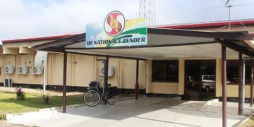 stvs building 1218x570 1 Het ministerie van Financiën en Planning (F&P) heeft een verzoek van de STVS om ambtenaren meer dan 30 overuren per maand te laten declareren, afgewezen. Dit besluit is genomen vanwege strikte overheidsmaatregelen om overuren te beperken en de staatsbegroting te ontlasten. Een deel van de STVS-medewerkers valt onder het ambtenarenapparaat en is via het kabinet van de vicepresident bij de STVS gedetacheerd.