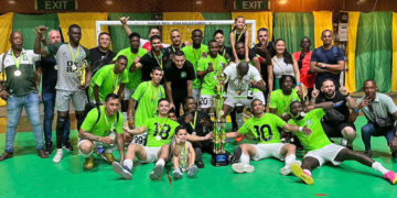 super five Super Five legde zondagavond in een redelijk bezette Anthony Nesty Sporthal beslag op haar eerste zaalvoetbal landstitel. De nieuwbakken kampioen versloeg concurrent Bombel in game 2 met 7-6.