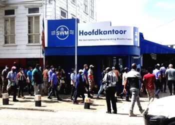 swm boost 1 Hoe het zover is gekomen dat SWM te kampen heeft met waterproblemen ligt volgens Abiamofo aan het feit dat het bedrijf met de financiële middelen die zij hebben geen investeringen of nodige onderhoud kan plegen aan het watersysteem. "De overheid zou moeten opdraaien of de overheid moet het bedrijf de toestemming geven om de watertarieven minimaal marktconform te maken of op dat niveau te brengen. Maar we hebben gezien dat regeringen in de afgelopen periode er niet hebben gekozen om het niet te doen. Deze regering heeft met kleine stappen toch getracht de watertarieven aan te passen, tot we het break-even punt bereiken voor huishoudens", zegt Abiamofo.