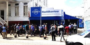 swm boost 1 Hoe het zover is gekomen dat SWM te kampen heeft met waterproblemen ligt volgens Abiamofo aan het feit dat het bedrijf met de financiële middelen die zij hebben geen investeringen of nodige onderhoud kan plegen aan het watersysteem. "De overheid zou moeten opdraaien of de overheid moet het bedrijf de toestemming geven om de watertarieven minimaal marktconform te maken of op dat niveau te brengen. Maar we hebben gezien dat regeringen in de afgelopen periode er niet hebben gekozen om het niet te doen. Deze regering heeft met kleine stappen toch getracht de watertarieven aan te passen, tot we het break-even punt bereiken voor huishoudens", zegt Abiamofo.