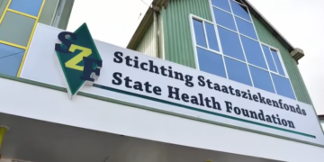 szf 3 Huisartsen gaan vanaf vrijdag in actie en zullen patiënten, die verzekerd zijn door het Stichting Staatsziekenfonds (SZF), vooralsnog niet behandelen. Spoedgevallen worden wel behandeld. Dit werd donderdag besloten tijdens de drukbezochte Algemene Leden Vergadering (ALV)van de Sectie Huisartsen van de Vereniging van Medici in Suriname (VMS).