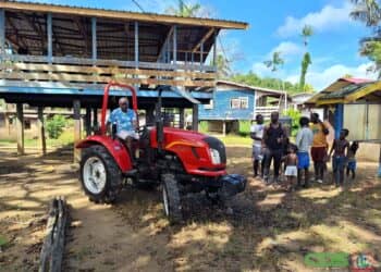 tractor 5 Het Bureau Gemeenschapsprojecten (BGP) heeft ter ondersteuning van het project voor het verbouwen van hoogland rijst een tractor gegeven aan het dorp Atemsa.